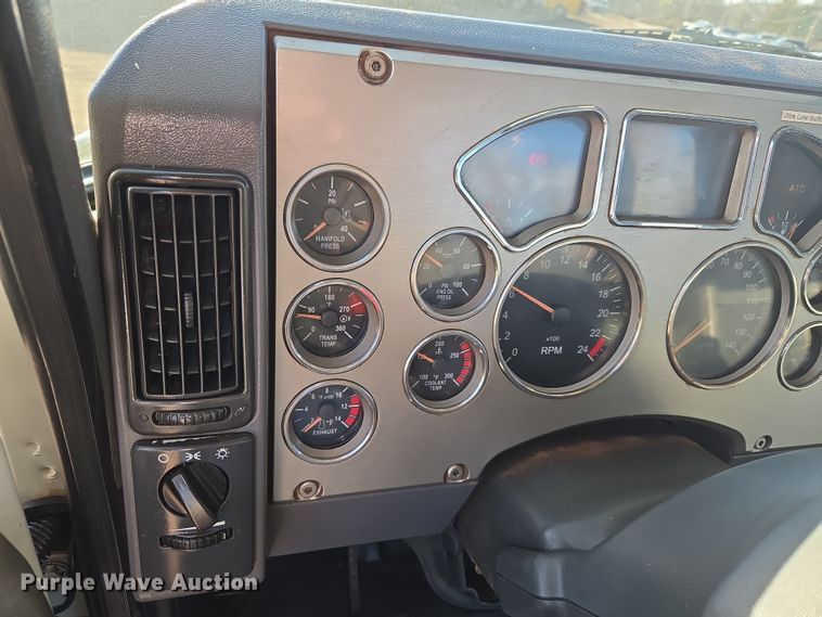 image for item ET1281 2011 Mack CHU semi truck