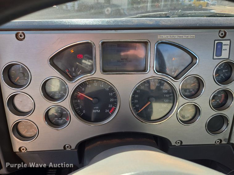 image for item ET1281 2011 Mack CHU semi truck