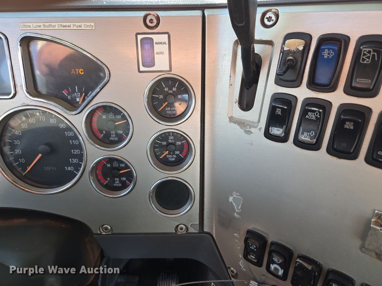 image for item ET1281 2011 Mack CHU semi truck