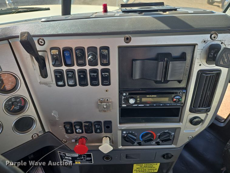 image for item ET1281 2011 Mack CHU semi truck