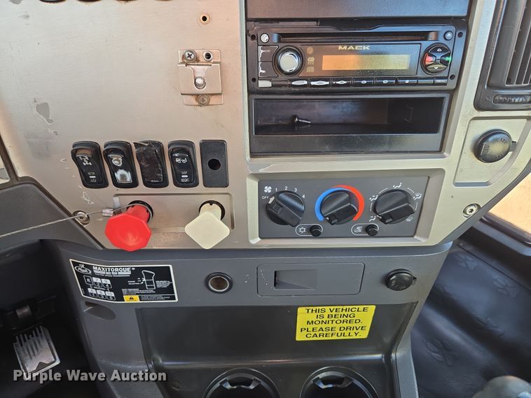 image for item ET1281 2011 Mack CHU semi truck