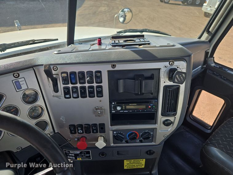 image for item ET1281 2011 Mack CHU semi truck