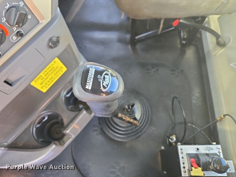 image for item ET1281 2011 Mack CHU semi truck