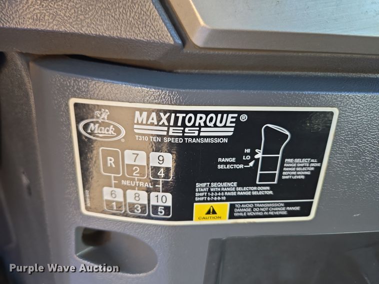 image for item ET1281 2011 Mack CHU semi truck