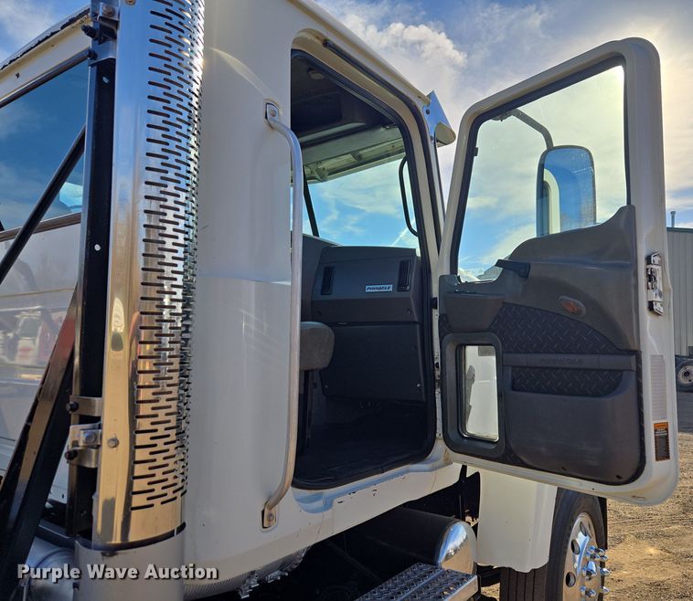 image for item ET1281 2011 Mack CHU semi truck