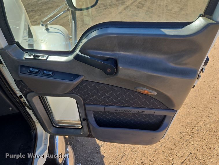 image for item ET1281 2011 Mack CHU semi truck