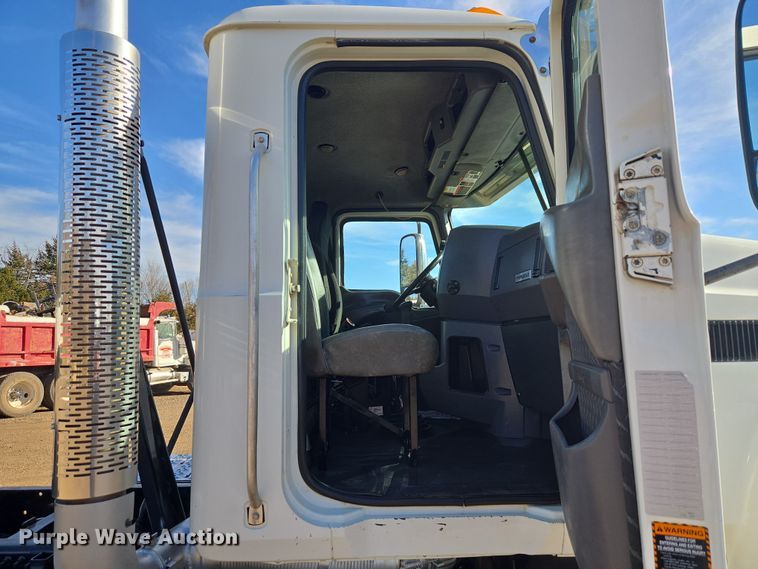 image for item ET1281 2011 Mack CHU semi truck