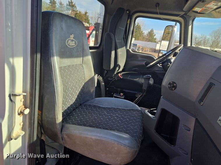 image for item ET1281 2011 Mack CHU semi truck