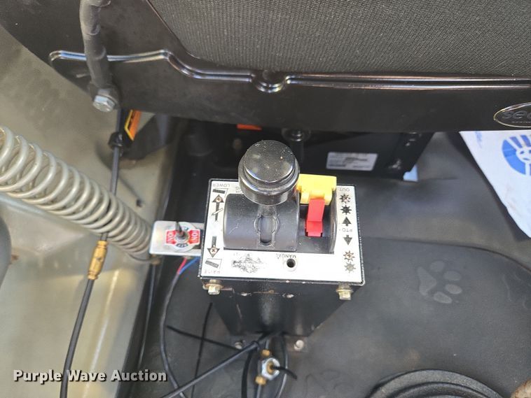 image for item ET1281 2011 Mack CHU semi truck