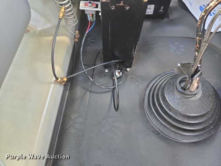 image for item ET1281 2011 Mack CHU semi truck