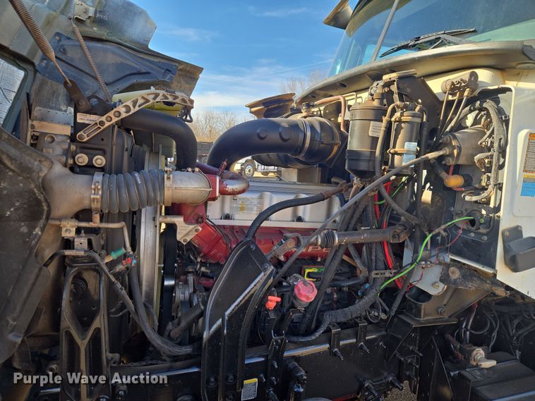 image for item ET1281 2011 Mack CHU semi truck