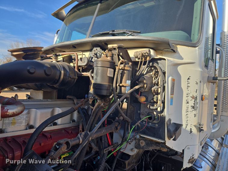 image for item ET1281 2011 Mack CHU semi truck