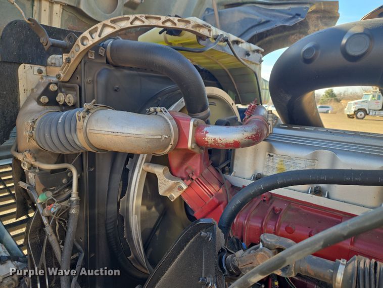 image for item ET1281 2011 Mack CHU semi truck