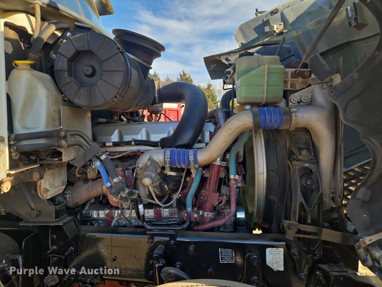 image for item ET1281 2011 Mack CHU semi truck