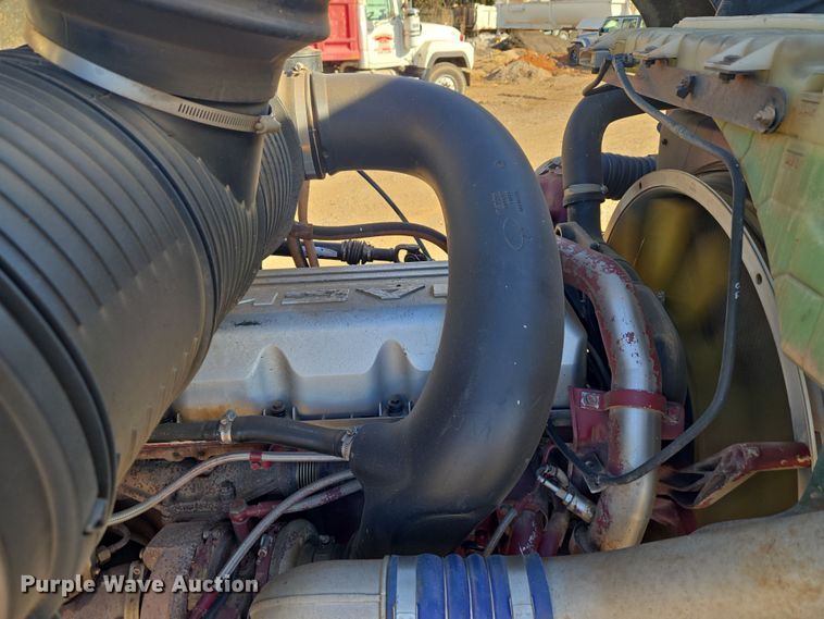 image for item ET1281 2011 Mack CHU semi truck