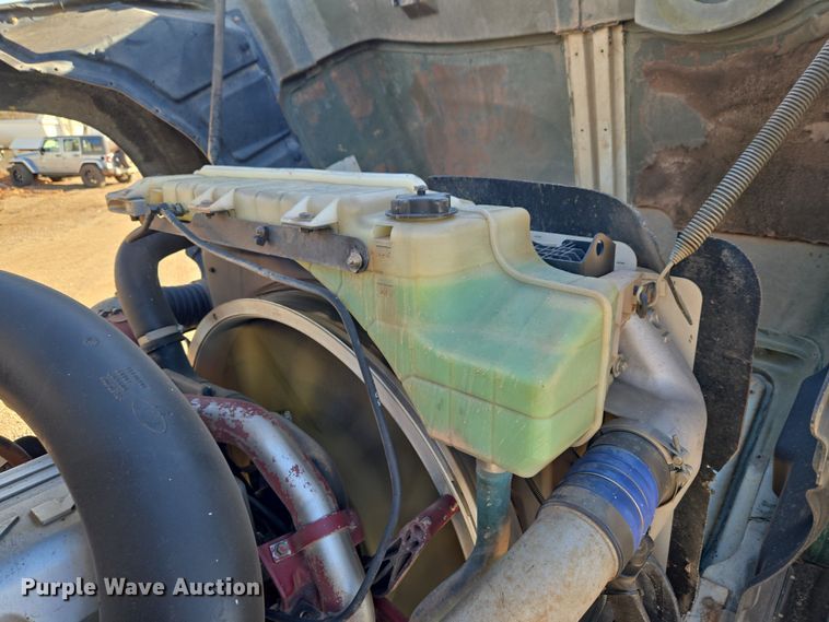 image for item ET1281 2011 Mack CHU semi truck