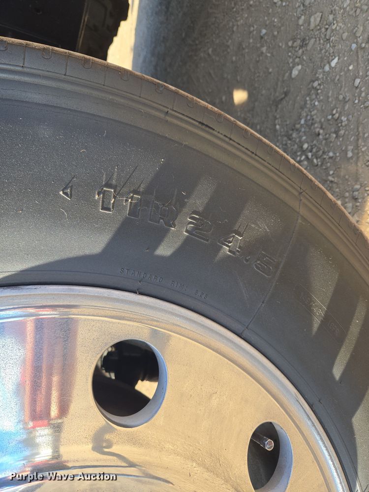 image for item ET1281 2011 Mack CHU semi truck