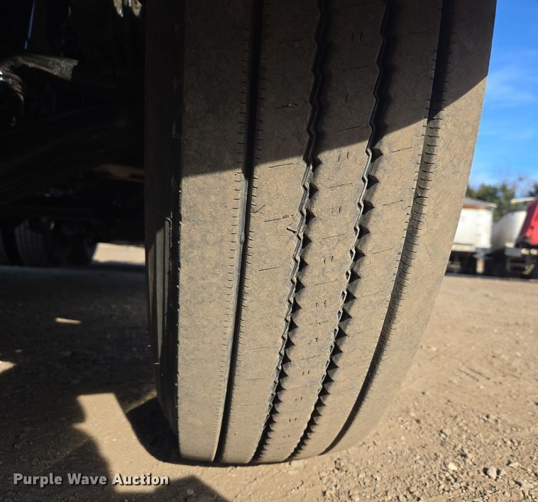 image for item ET1281 2011 Mack CHU semi truck