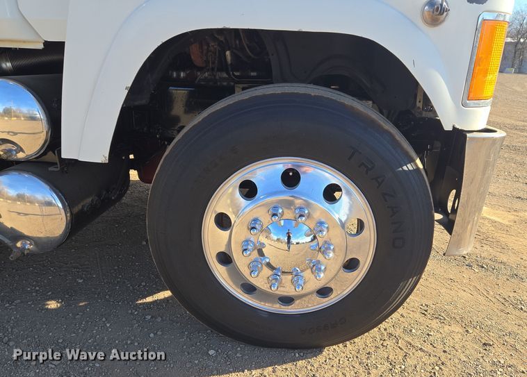 image for item ET1281 2011 Mack CHU semi truck