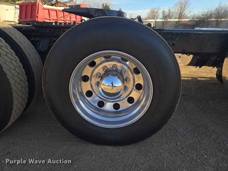 image for item ET1281 2011 Mack CHU semi truck