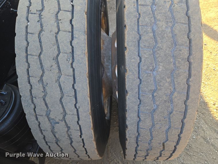 image for item ET1281 2011 Mack CHU semi truck