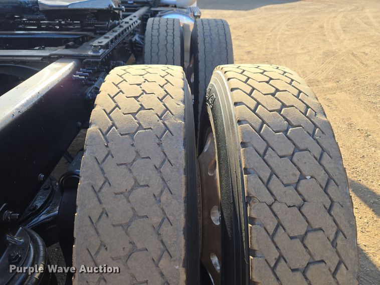 image for item ET1281 2011 Mack CHU semi truck