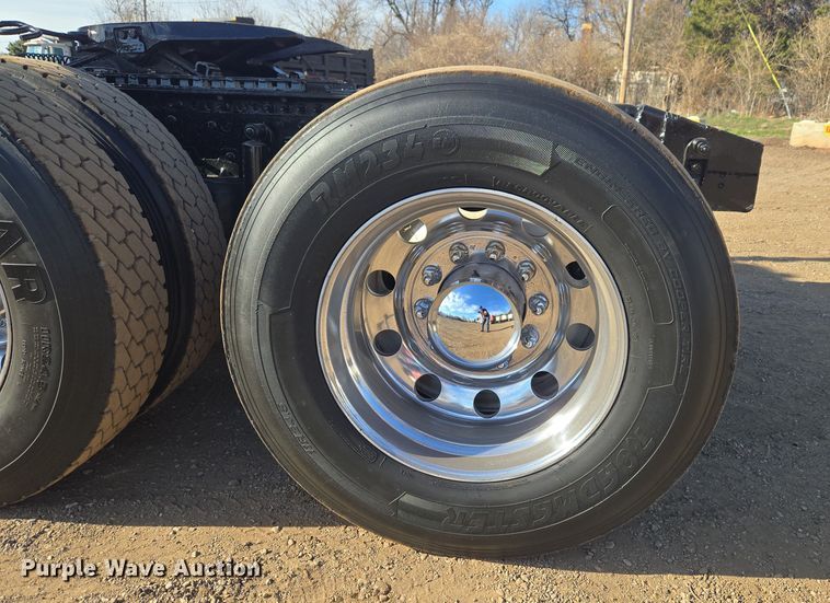 image for item ET1281 2011 Mack CHU semi truck