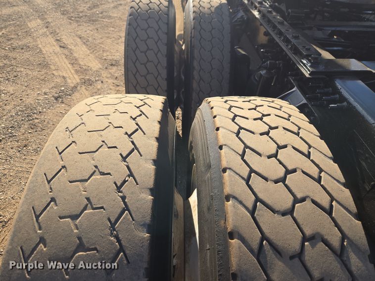 image for item ET1281 2011 Mack CHU semi truck