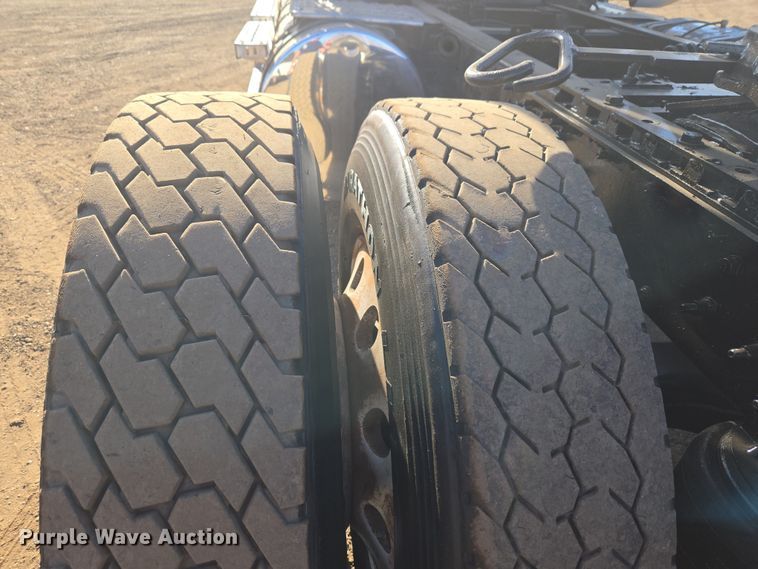 image for item ET1281 2011 Mack CHU semi truck