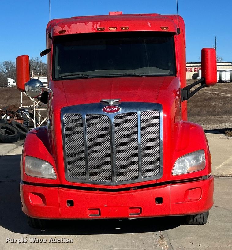 image for item ET6858 2013 Peterbilt 579 semi truck