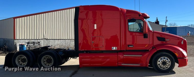 image for item ET6858 2013 Peterbilt 579 semi truck