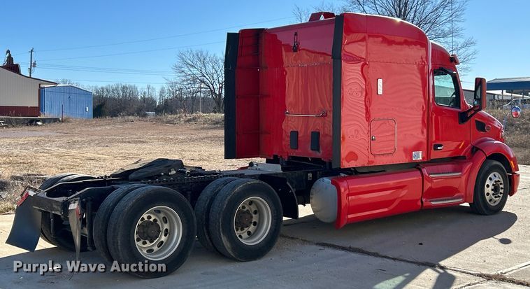 image for item ET6858 2013 Peterbilt 579 semi truck
