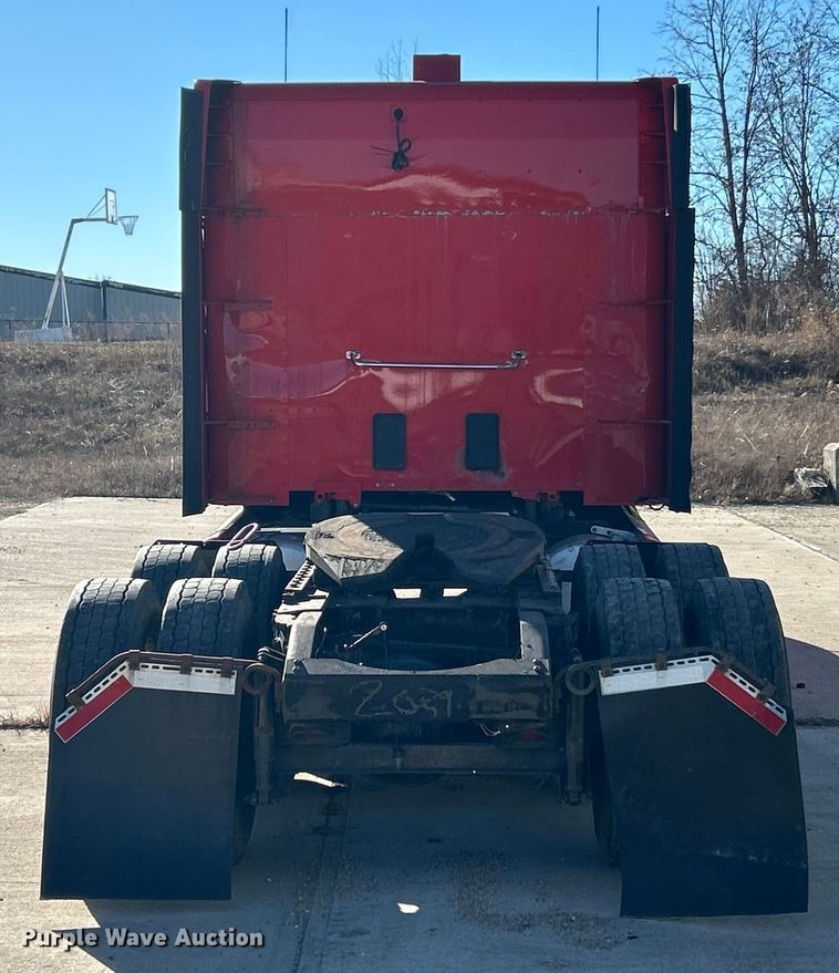 image for item ET6858 2013 Peterbilt 579 semi truck