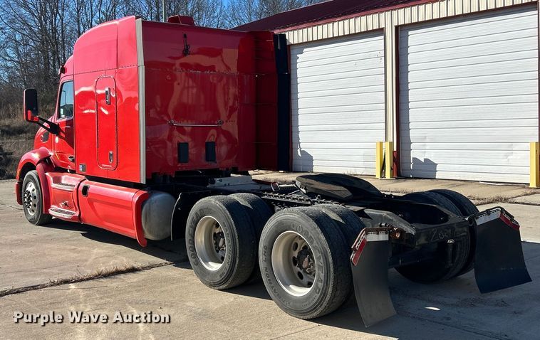 image for item ET6858 2013 Peterbilt 579 semi truck