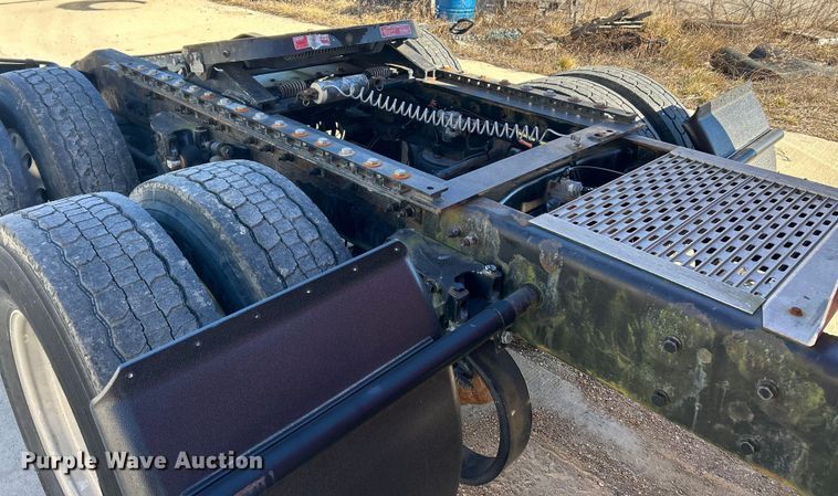 image for item ET6858 2013 Peterbilt 579 semi truck