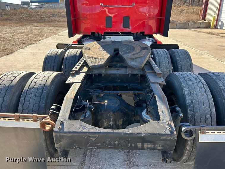 image for item ET6858 2013 Peterbilt 579 semi truck