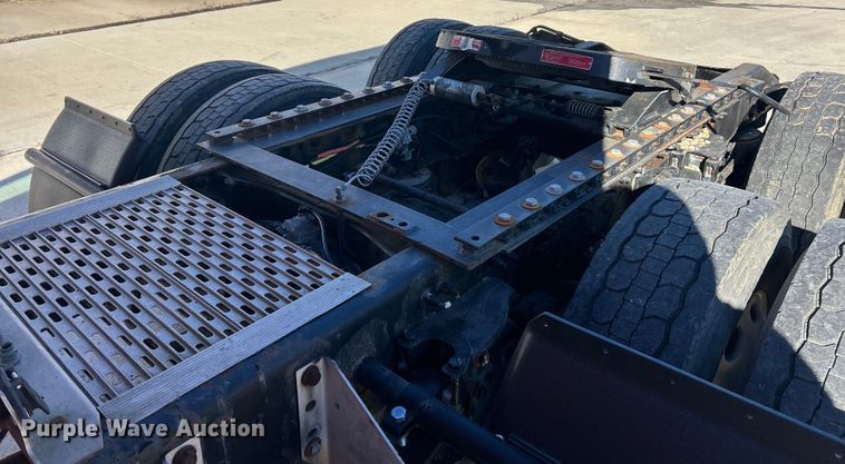 image for item ET6858 2013 Peterbilt 579 semi truck