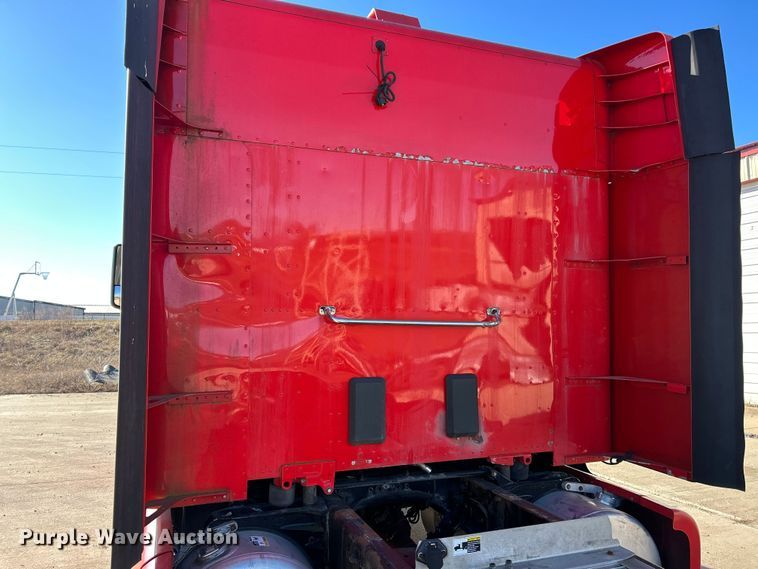 image for item ET6858 2013 Peterbilt 579 semi truck