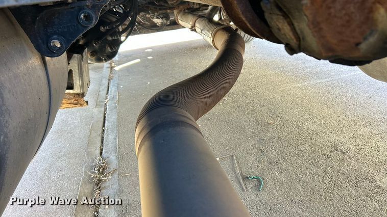 image for item ET6858 2013 Peterbilt 579 semi truck