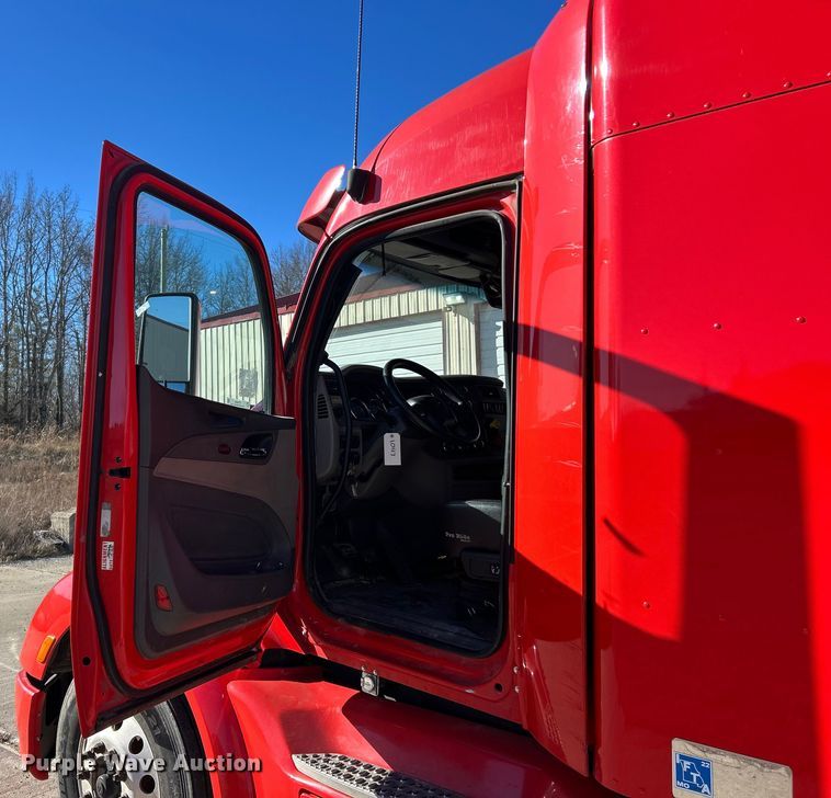 image for item ET6858 2013 Peterbilt 579 semi truck