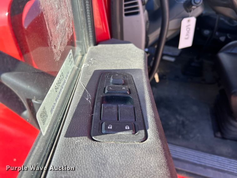 image for item ET6858 2013 Peterbilt 579 semi truck