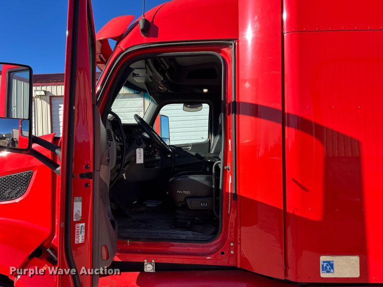 image for item ET6858 2013 Peterbilt 579 semi truck