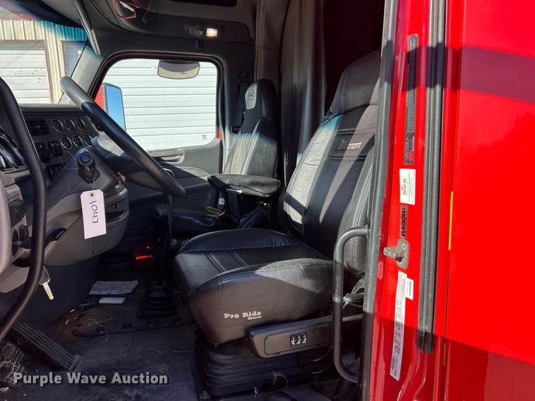 image for item ET6858 2013 Peterbilt 579 semi truck