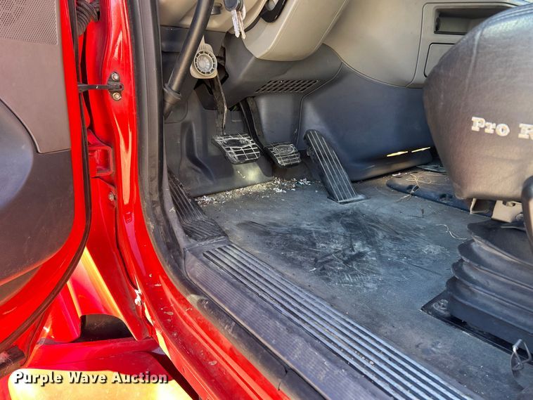 image for item ET6858 2013 Peterbilt 579 semi truck