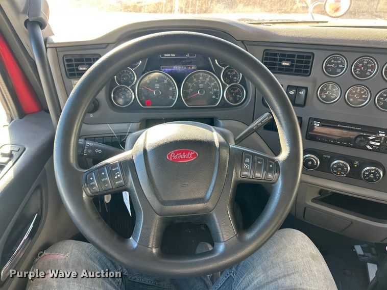 image for item ET6858 2013 Peterbilt 579 semi truck