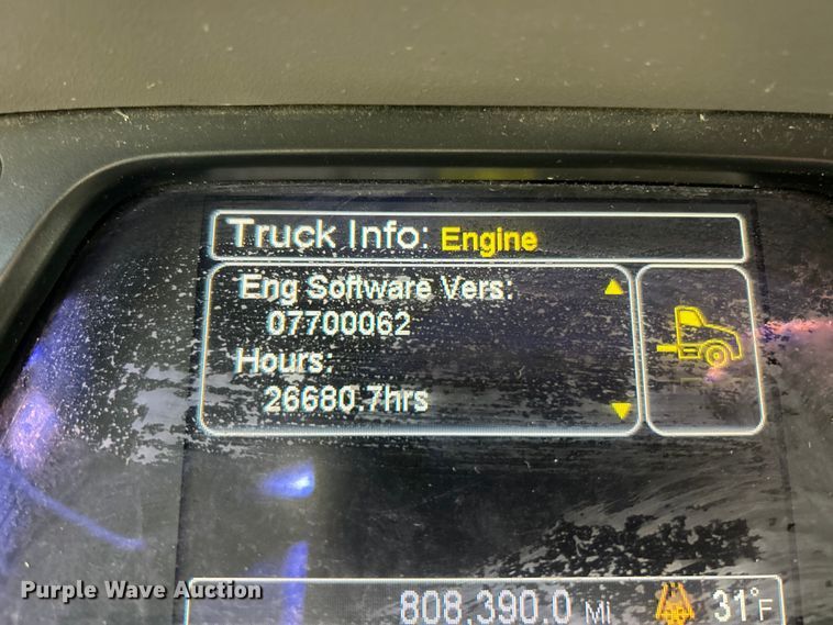 image for item ET6858 2013 Peterbilt 579 semi truck