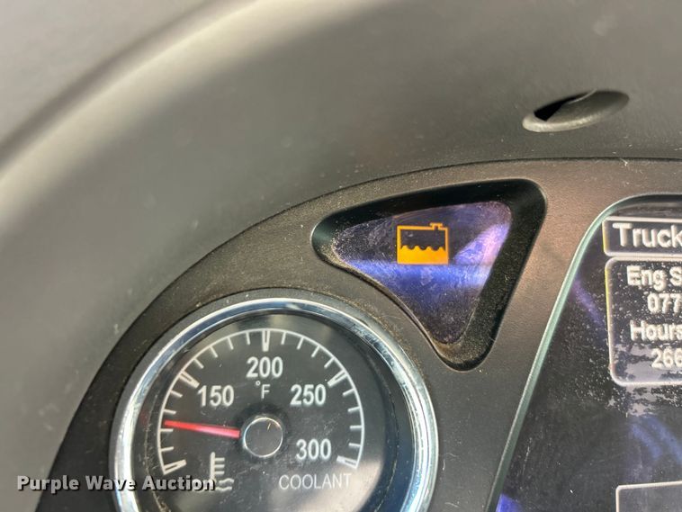 image for item ET6858 2013 Peterbilt 579 semi truck