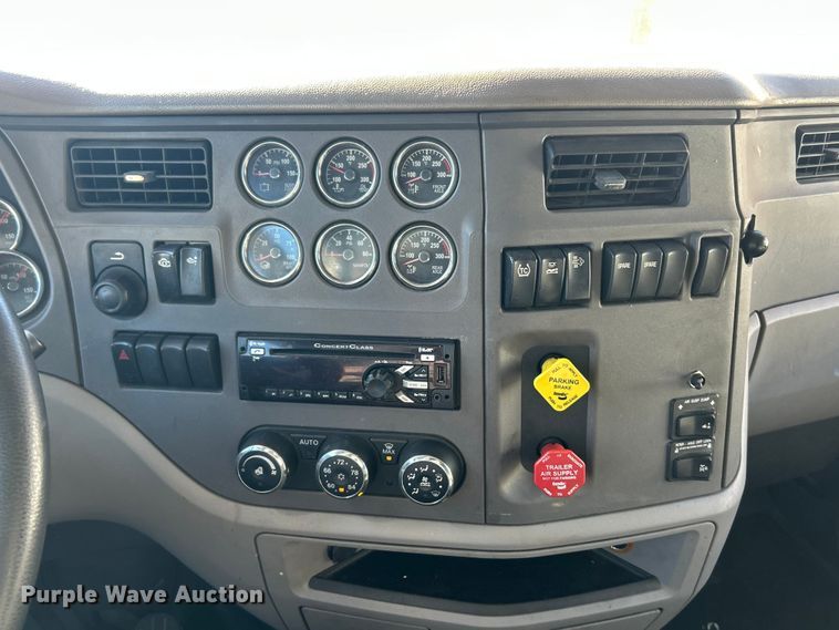 image for item ET6858 2013 Peterbilt 579 semi truck