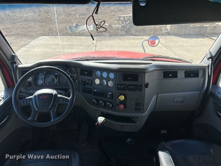 image for item ET6858 2013 Peterbilt 579 semi truck