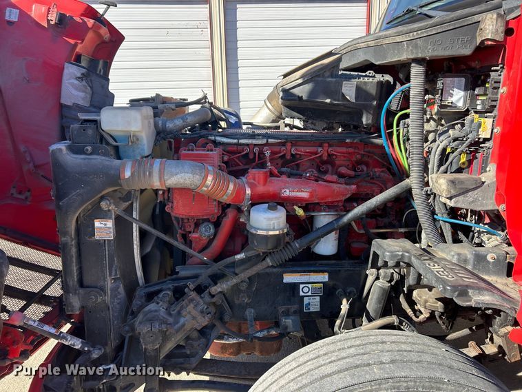 image for item ET6858 2013 Peterbilt 579 semi truck